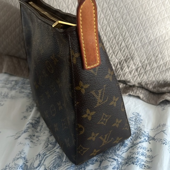 Authentic Louis Vuitton Monogram Looping MM Shoulder Bag. - Picture 3 of 14